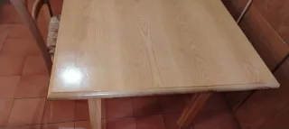 Tavolo, mobile dispensa e sedie in legno