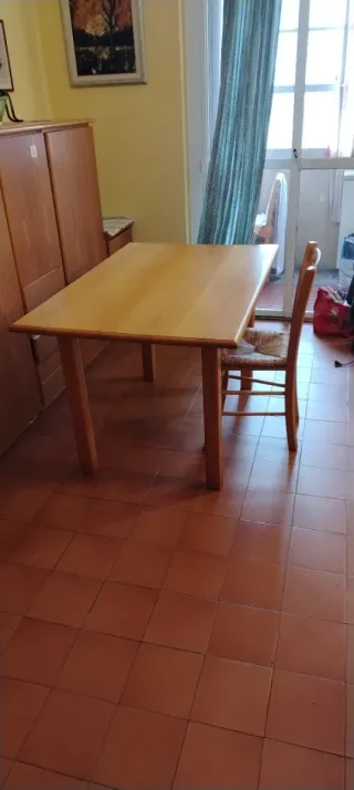 Tavolo, mobile dispensa e sedie in legno