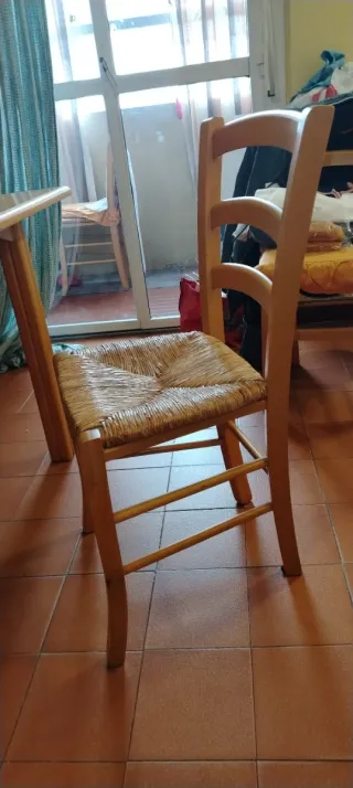 Tavolo, mobile dispensa e sedie in legno