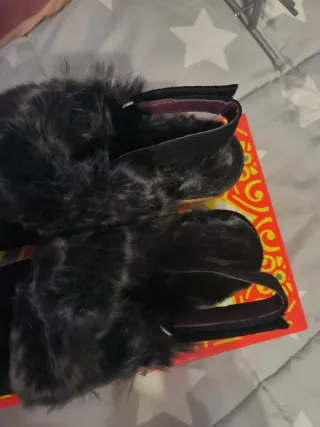 Zuecos de piel negros con tachuelas planta de pelo