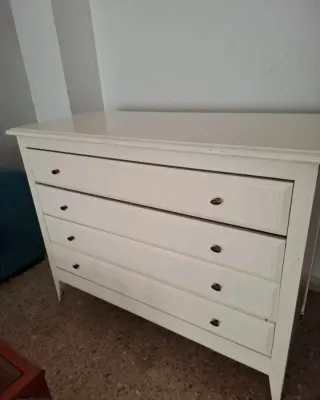 Cómoda de madera blanca