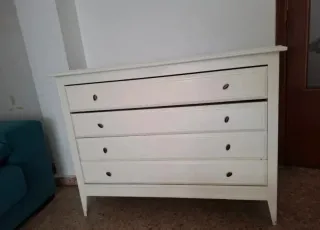 Cómoda de madera blanca