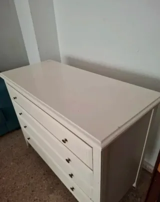 Cómoda de madera blanca