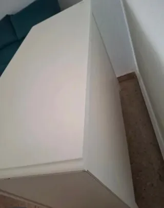 Cómoda de madera blanca