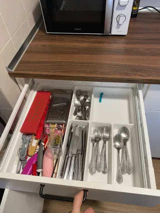 Cocina Ikea, muebles, fregadero y vitrocerámica.