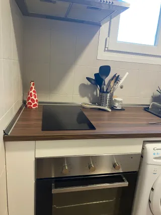 Cocina Ikea, muebles, fregadero y vitrocerámica.