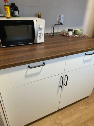 Cocina Ikea, muebles, fregadero y vitrocerámica.