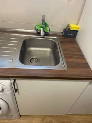 Cocina Ikea, muebles, fregadero y vitrocerámica.