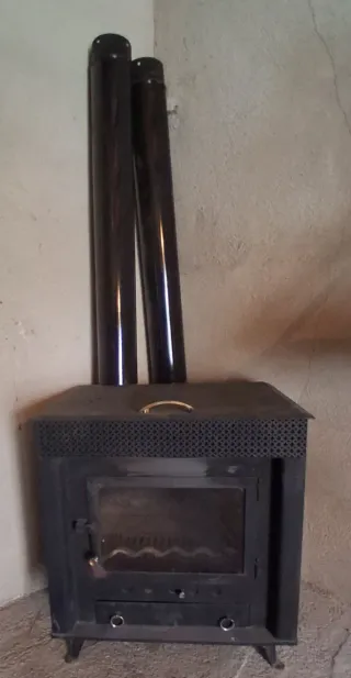 Estufa de leña metálica negra