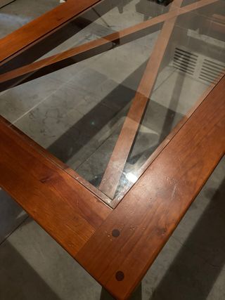 Mesa de comedor de madera y cristal