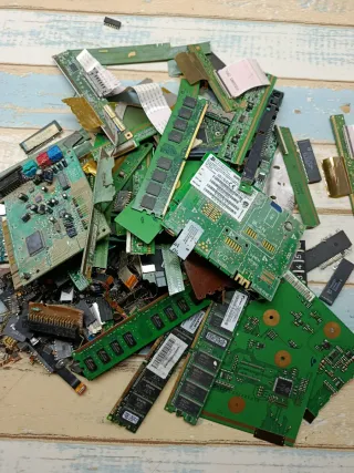 Lote componentes electrónicos 1244gr