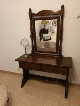 Tocador antiguo de madera con espejo En Alicante
