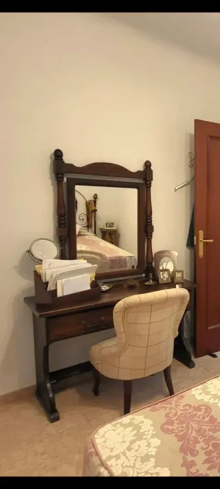 Tocador antiguo de madera con espejo En Alicante