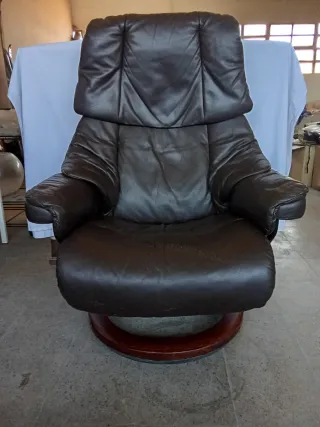Sillón Stressless Reno Cuero Marrón + Reposapiés