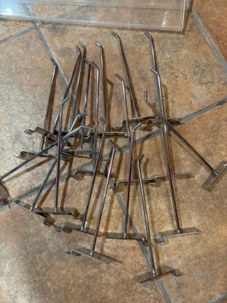 Baldas y ganchos para estantería