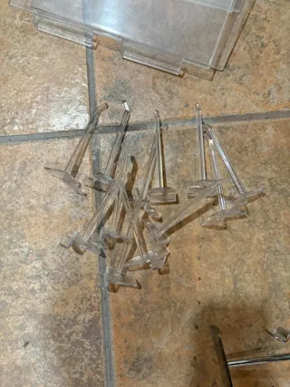 Baldas y ganchos para estantería