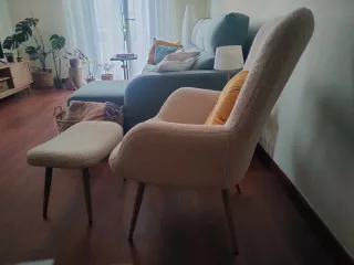Sillón y reposapiés de borreguito