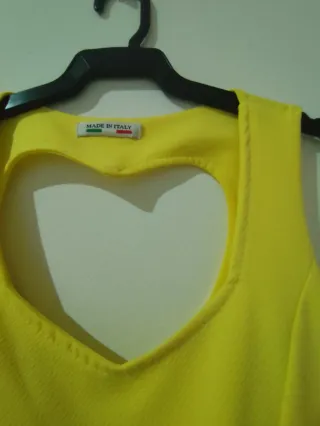 Vestido amarillo con escote corazón