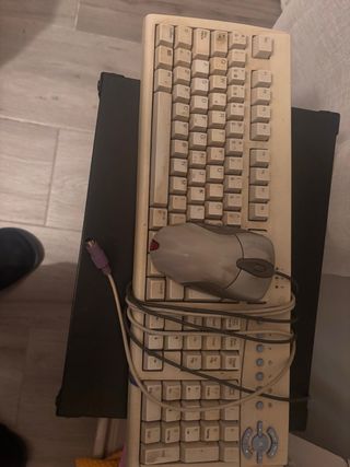 Teclado y ratón beige