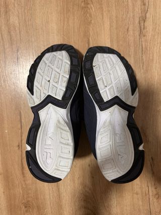 Zapatillas Fila azules y Blancas