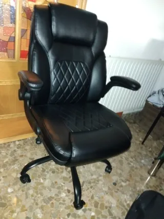 Sillón de oficina negro con ruedas y freno