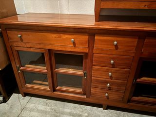 Aparador de madera con puertas de cristal