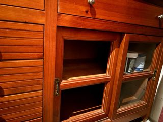 Aparador de madera con puertas de cristal