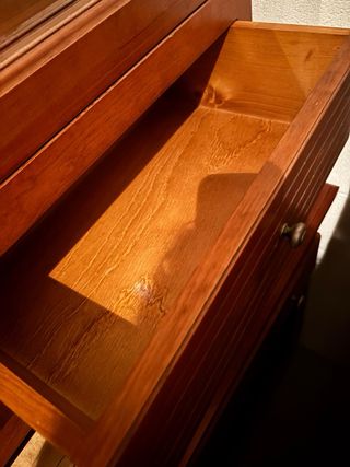 Aparador de madera con puertas de cristal