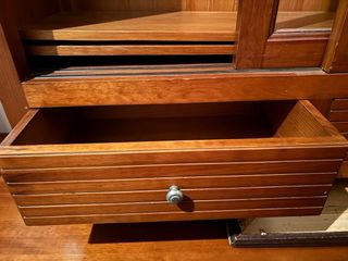 Aparador de madera con puertas de cristal