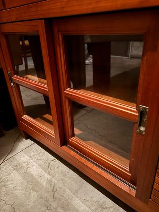 Aparador de madera con puertas de cristal