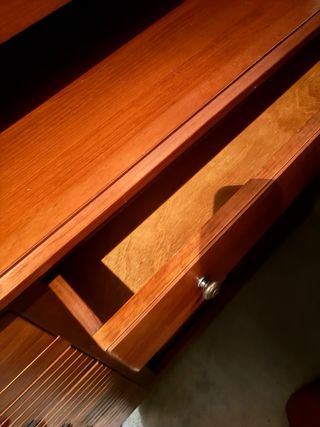 Aparador de madera con puertas de cristal