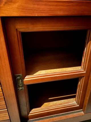 Aparador de madera con puertas de cristal