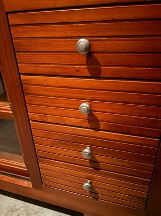 Aparador de madera con puertas de cristal