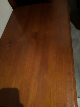 Aparador de madera con puertas de cristal