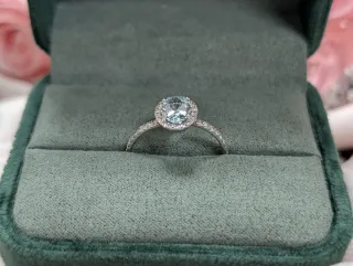Anillo de compromiso aguamarina y diamantes
