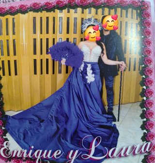 Vestido de fiesta azul y plateado