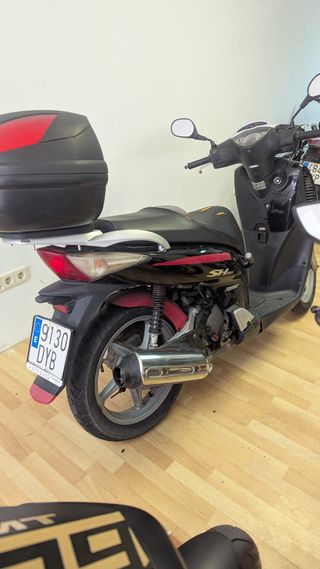 Guardabarros trasero y protector escape moto SH150