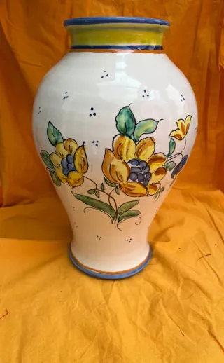 Jarrón de cerámica blanco y amarillo