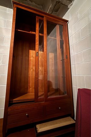 Vitrina madera puertas cristal correderas