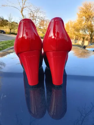 Zapatos de tacón Calvin Klein rojos