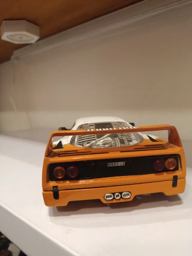 Ferrari F40 Burago 1:18 Marlboro