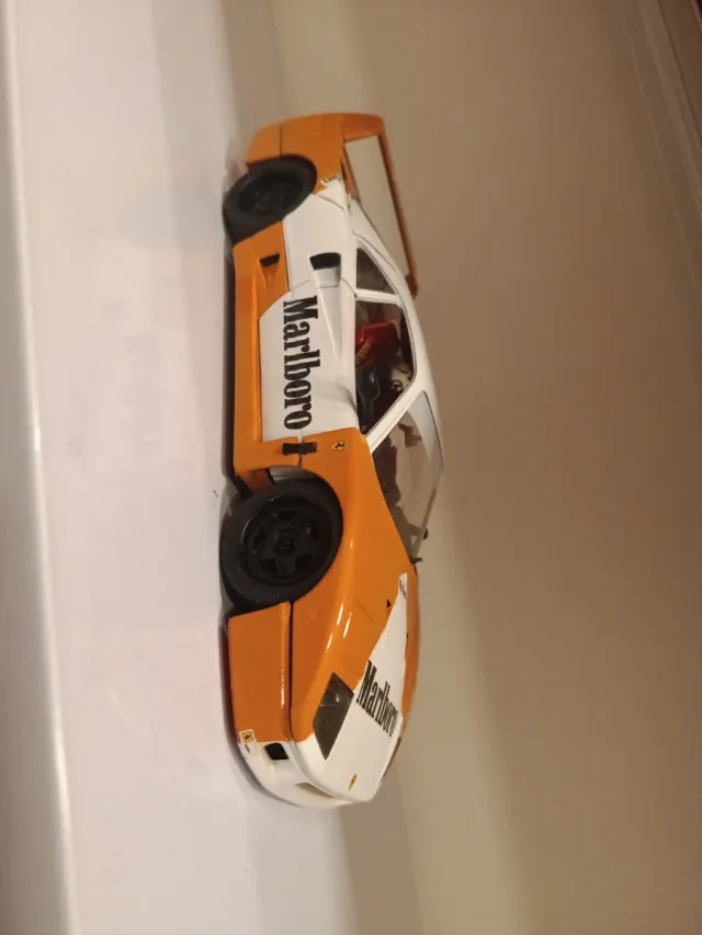 Ferrari F40 Burago 1:18 Marlboro