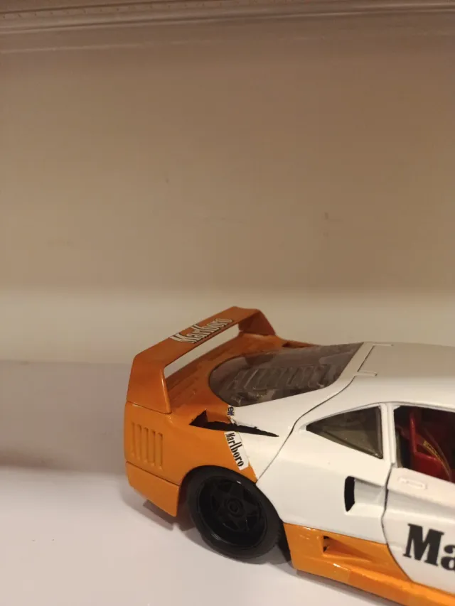 Ferrari F40 Burago 1:18 Marlboro