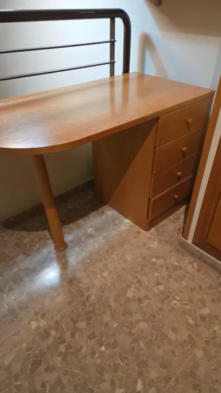 Escritorio de madera con cajones