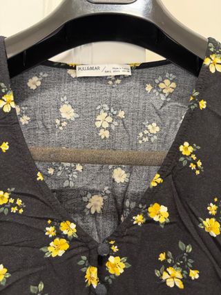 Vestido floral Pull&Bear negro y amarillo