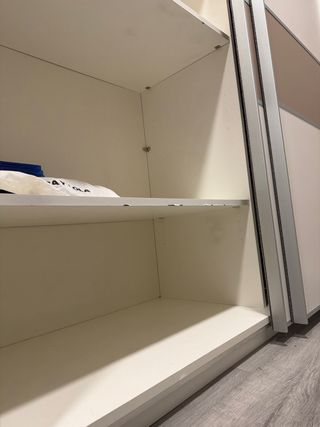 Armario puertas correderas blanco y marrón