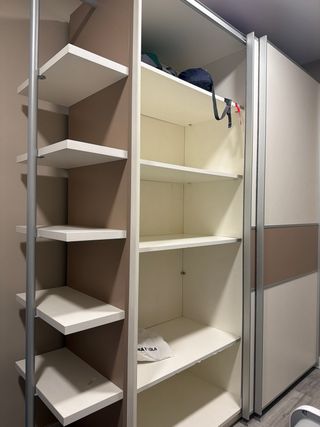 Armario puertas correderas blanco y marrón