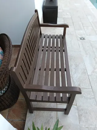 Banco de jardín de madera marrón