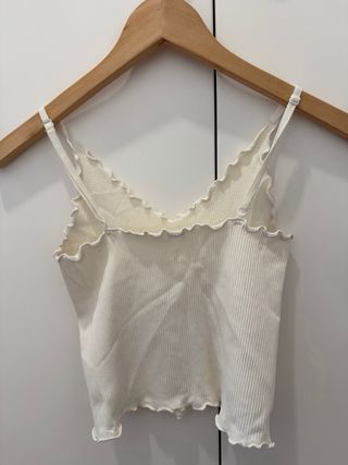 Crop top blanco con volantes