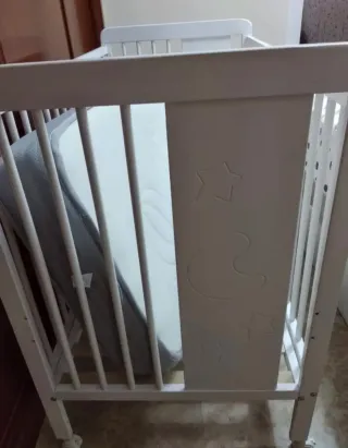 Cuna de bebé blanca